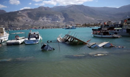 İskenderun'da etkili olan lodos nedeniyle bazı balıkçı tekneleri battı