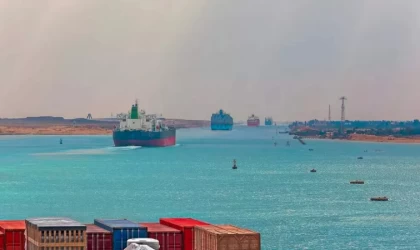 Süveyş Kanalı'nda karaya oturan gemi deniz trafiği aksamadan yeniden yüzdürüldü
