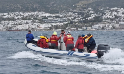 Bodrum'da yelken yarışları sırasında çarpışan teknelerden biri battı