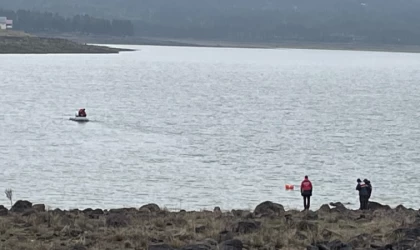 Bolu'da gölette teknenin alabora olması sonucu kaybolan kişiyi arama çalışması başlatıldı