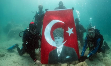 Hataylı 14 yaşındaki depremzede İnci, 23 Nisan'ı su altında kutladı