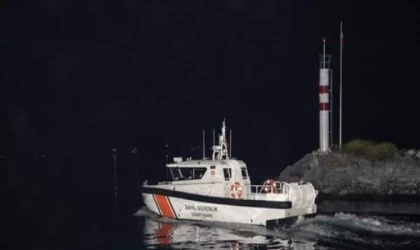 Kartal'da sürat botundan denize düşen kişiyi arama çalışmaları sürüyor