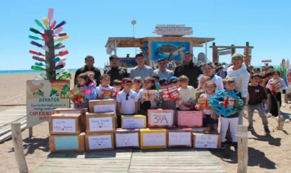 Manavgat'ta öğrenciler fidan dikip, deniz kaplumbağalarını inceledi