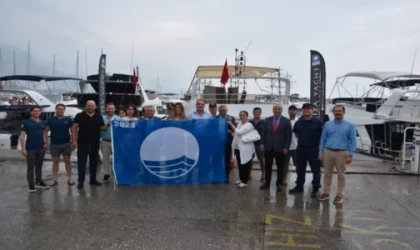 Kemer'deki marina ve 4 yatta Mavi Bayrak dalgalanmaya başladı