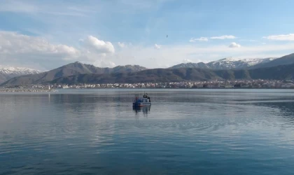 "Mavi Nefes Projesi" ile Van Gölü'nün yüzeyinde temizlik çalışması başlatıldı