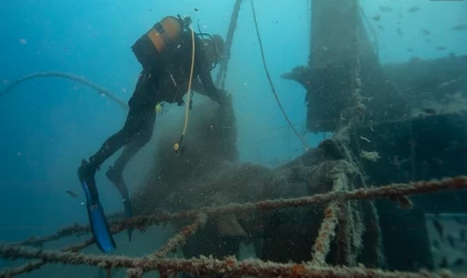 Karaburun'da 30 metre derinlikteki batıktan "hayalet ağ" topladılar