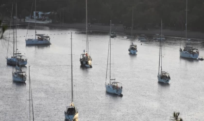 Yaz mevsimiyle birlikte Fethiye Körfezi'nde kirlilik baskısı artıyor