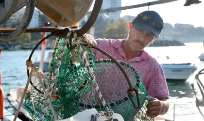 Akçakocalı balıkçı 35 yıldır ekmeğini, sevdalısı olduğu denizden çıkarıyor