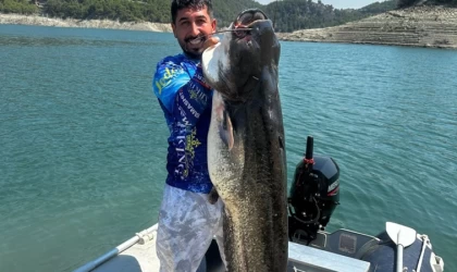 Adana'da amatör balıkçı 45 kilogramlık yayın balığı yakaladı