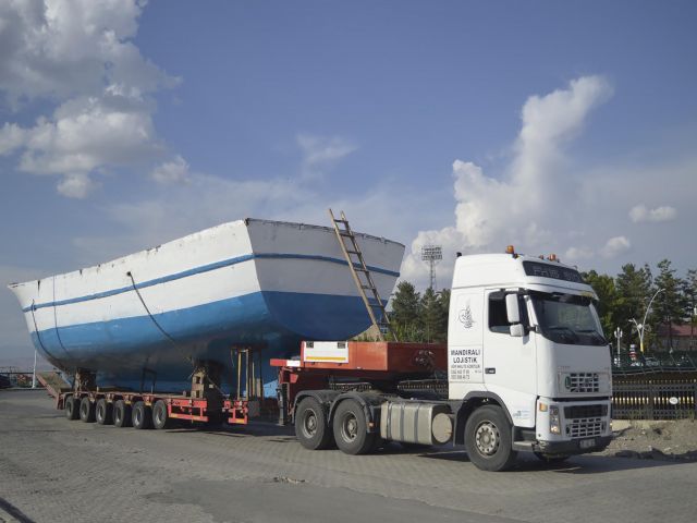 Denizi Olmayan Şehre Balıkçı Teknesi Getirildi