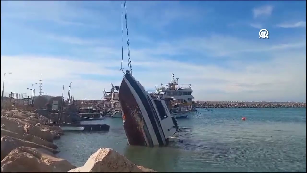 Samandağ'da fırtınada batan balıkçı teknesi kıyıya çekildi